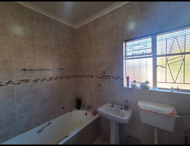 4 BEDROOM FREESTANDING FOR SALE IN STILFONTEIN EXT 4